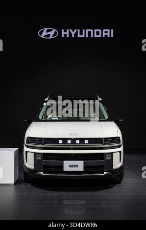 Tokio, Japan. 30. Oktober 2025. Hyundai Nexo auf der Japan Mobility Show 2025. Auf der Japan Mobility Show 2025 zu sehen. Tokios großer Anblick pulsiert mit dem Brüllen der Innovation, während die Japan Mobility Show 2025''`umfirmierte Erbe der geschichtsträchtigen Tokyo Motor Show''`von Oktober 30 bis zum 9. November stattfindet und die Augen auf Japans sich entwickelndes Automobil-Ethos lenkt. Unter dem Flüstern einer Verlangsamung des Elektrofahrzeugs drehen sich die Aussteller mutig: Futuristische kompakte Konzepte, erweiterte Luxuslinien und elektrische Runabouts in Kei-Größe weisen auf marktspezifische Elektrifizierung hin. An den von Manga inspirierten Kabinen werden erfrischte Minivans und Auto beleuchtet Stockfoto